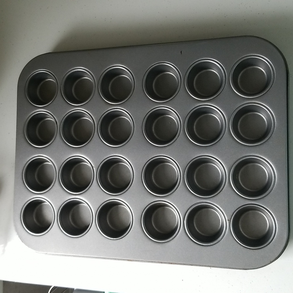 SET OF 4 MINI CUPCAKE TINS
